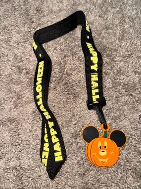 Disney 16404 WDW - Halloween Lanyard Mickey Pumpkin Glows. Limited Edition 3000